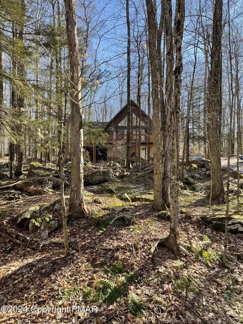 124 Lake Rd, Lake Ariel, PA 18436