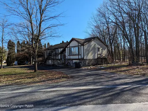 39 Deerfield Dr, Mount Pocono, PA 18344