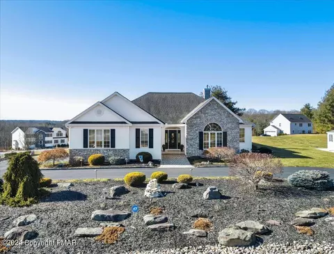 1513 Eagles View Ct, Stroudsburg, PA 18360