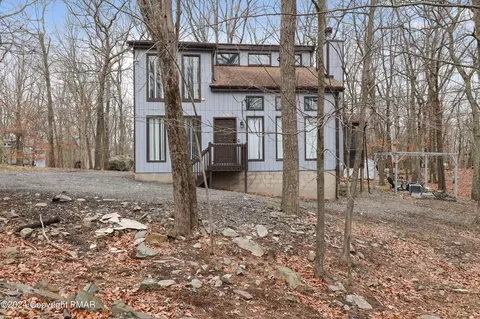 2255 Chatham Ct, Bushkill, PA 18324