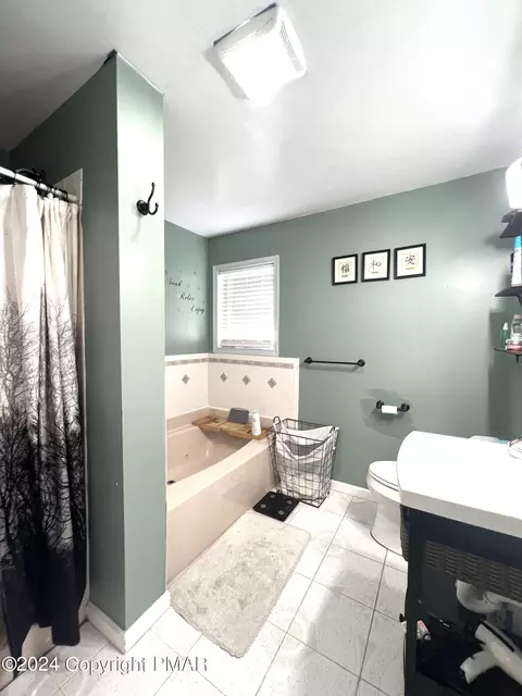 240 Regent St, Bushkill, PA 18324 photo 22