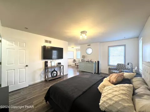 240 Regent St, Bushkill, PA 18324 photo 20