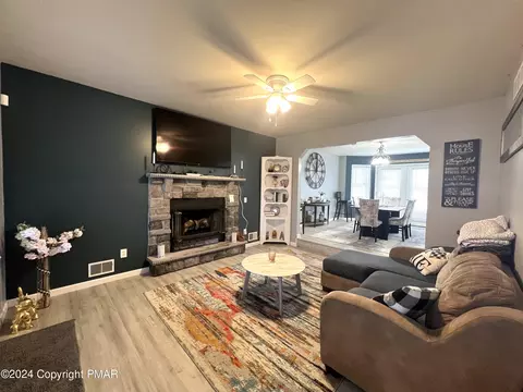 240 Regent St, Bushkill, PA 18324 photo 5