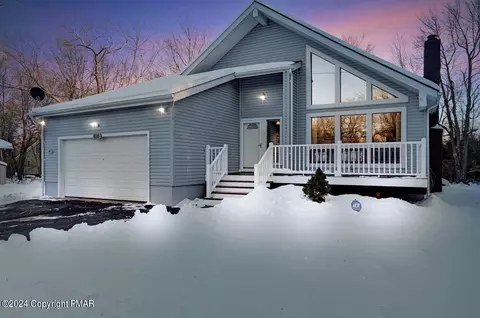 719 Country Place Dr, Tobyhanna, PA 18466