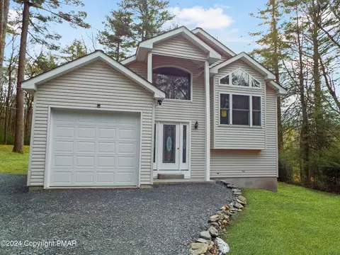 141 Center Rd, Dingmans Ferry, PA 18328
