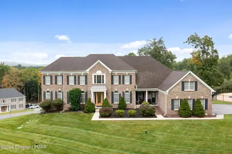 16 Alexandra Cir, Mount Bethel, PA 18343