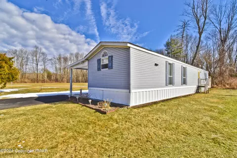 221 Oak Run Ln, Stroudsburg, PA 18360