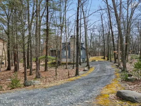 1135 Lancaster Dr, Bushkill, PA 18324 photo 4