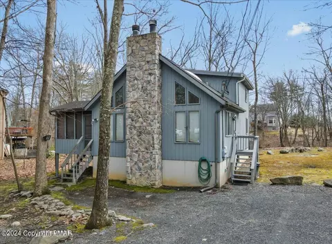 1135 Lancaster Dr, Bushkill, PA 18324 photo 2