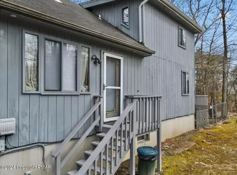 1135 Lancaster Dr, Bushkill, PA 18324 photo 6