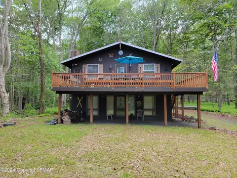 18 State Park Dr, Gouldsboro, PA 18424