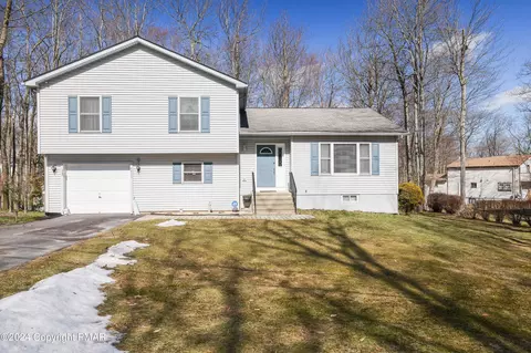 3105 Lewis Crown Dr, Tobyhanna, PA 18466