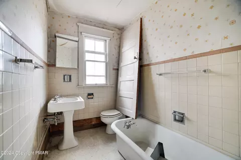 32 E 4th St, Wind Gap, PA 18091 photo 16