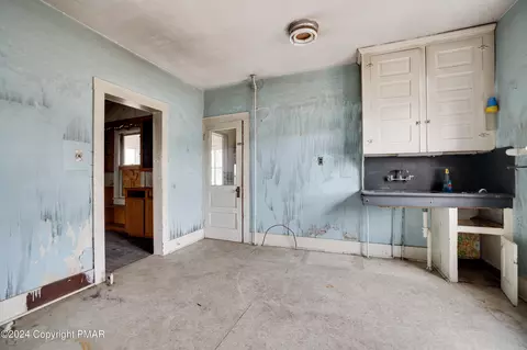 32 E 4th St, Wind Gap, PA 18091 photo 10