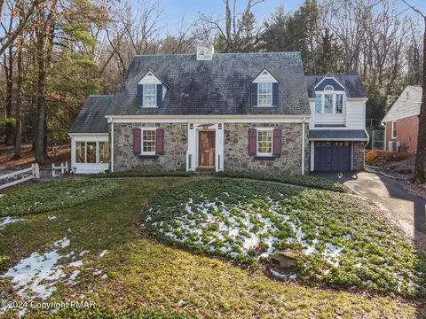 32 Club Ct, Stroudsburg, PA 18360