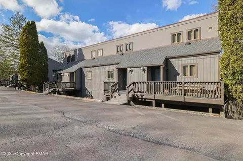 83 Cross Country Ln, Tannersville, PA 18372