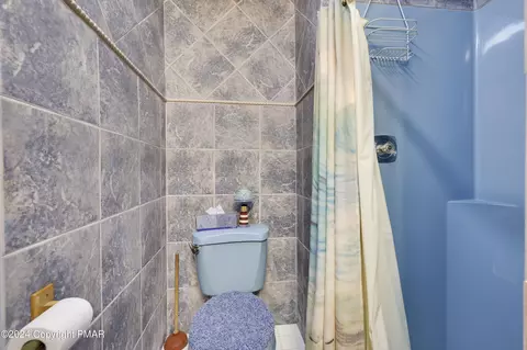Bath - 5817 Decker Rd, Bushkill, PA 18324 photo 5 of 5