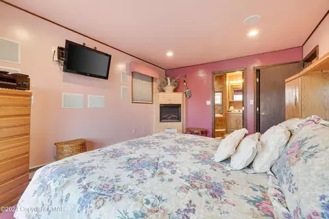 Bedroom - 5817 Decker Rd, Bushkill, PA 18324 photo 6 of 10