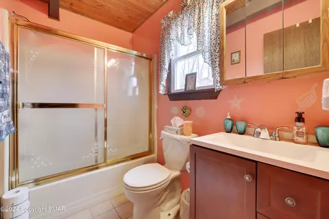 Bath - 5817 Decker Rd, Bushkill, PA 18324 photo 1 of 5