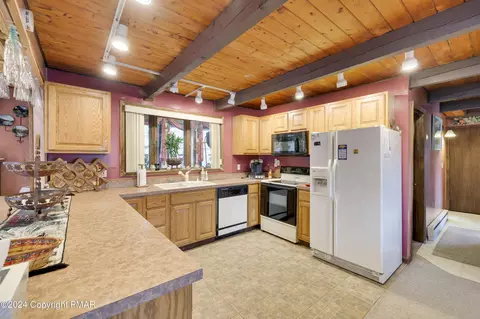 Kitchen - 5817 Decker Rd, Bushkill, PA 18324 photo 2 of 3