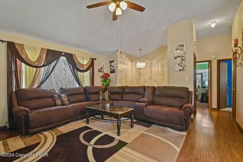 155 Chestnut Ln, Bushkill, PA 18324 photo 6