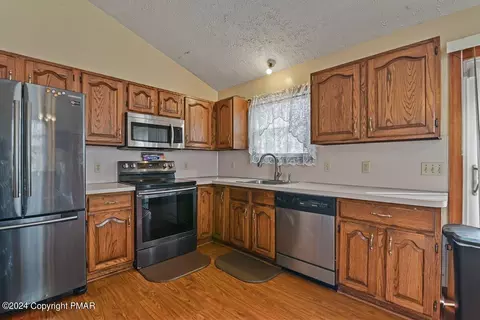 155 Chestnut Ln, Bushkill, PA 18324 photo 8