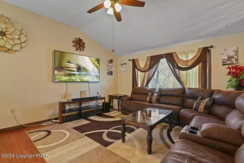155 Chestnut Ln, Bushkill, PA 18324 photo 5