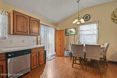 155 Chestnut Ln, Bushkill, PA 18324 photo 9