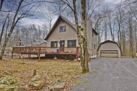 7136 Winnebago Dr, Pocono Lake, PA 18347