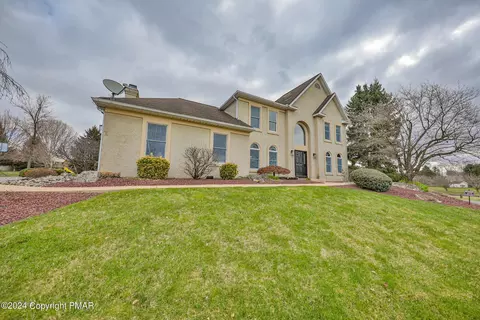 492 Hickory Ln, Nazareth, PA 18064