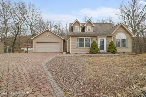 2226 Lancaster Dr, Bushkill, PA 18324