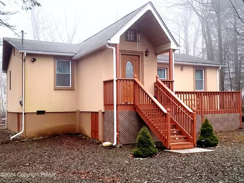 1172 Tree Top Dr, Tobyhanna, PA 18466