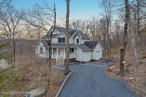 180 Clifton Dr, Bushkill, PA 18324