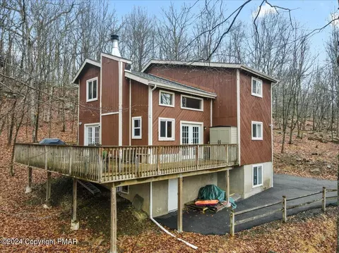 121 Park Ct, Bushkill, PA 18324