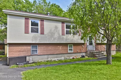 3326 Woodland Dr, Tobyhanna, PA 18466