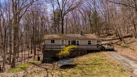 515 W Chipmunk Rd, Bushkill, PA 18324