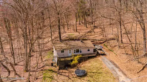 515 W Chipmunk Rd, Bushkill, PA 18324 photo 3
