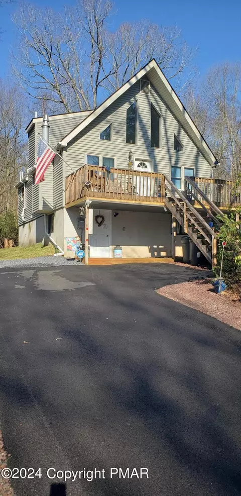 86 Country Club Dr, Gouldsboro, PA 18424