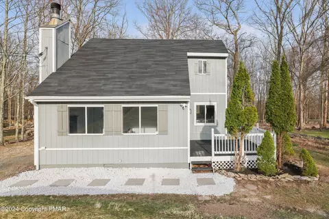 4378 E Pine Ridge Dr, Bushkill, PA 18324