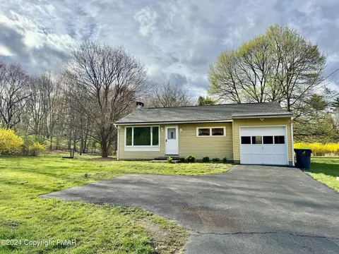 4006 Manor Dr, Stroudsburg, PA 18360