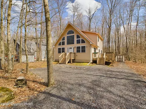 316 Stroud Ct, Pocono Lake, PA 18347