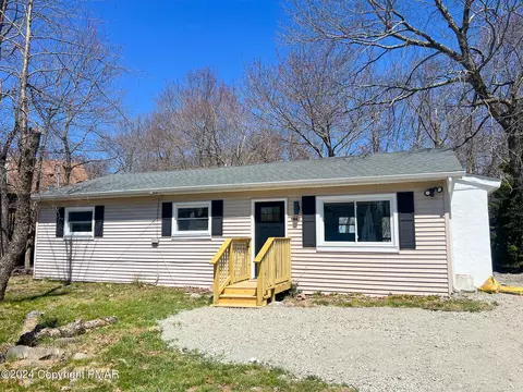 716 Country Place Dr, Tobyhanna, PA 18466