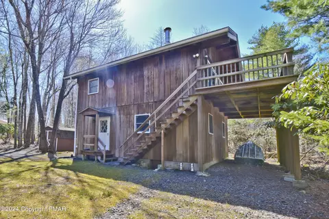 371 Stillwater Dr, Pocono Summit, PA 18346