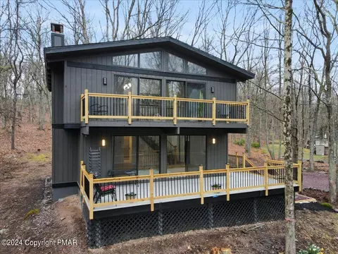 161 Fern Dr, Canadensis, PA 18325