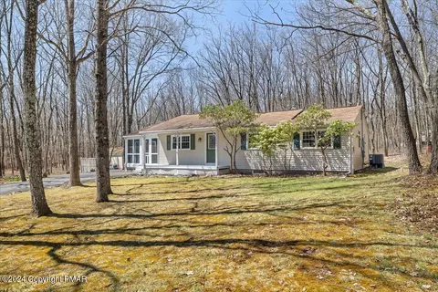 141 Tumbleweed Dr, Effort, PA 18330