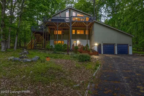 322 Brentwood Dr, Bushkill, PA 18324