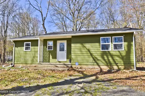 4949 W Pine Ridge Dr, Bushkill, PA 18324
