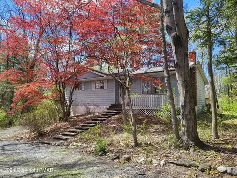 5452 Deerfield Dr, East Stroudsburg, PA 18301