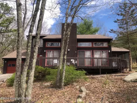 5139 E Woodbridge Dr, Bushkill, PA 18324