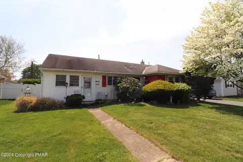 2045 Cloverdale Rd, Bethlehem, PA 18018